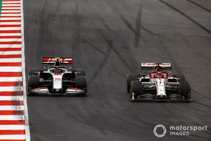 Kimi Raikkonen, Alfa Romeo Racing C39, Kevin Magnussen, Haas VF-20
