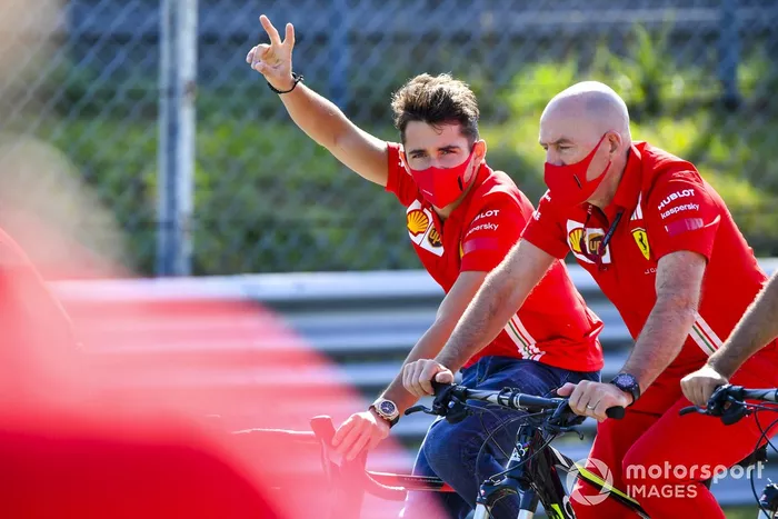 Charles Leclerc, Ferrari, recorre la pista en bici