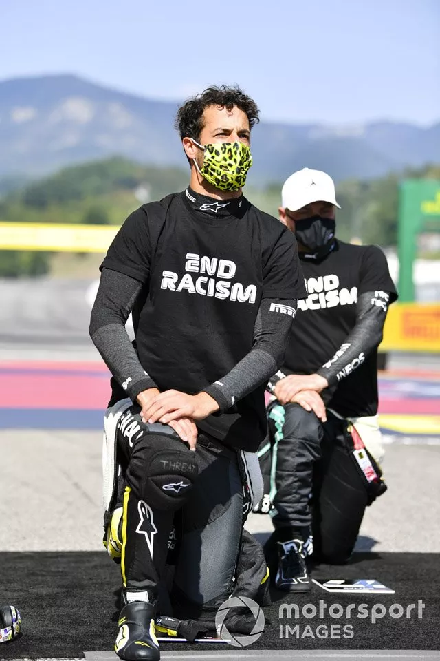 Daniel Ricciardo, Renault F1, and Valtteri Bottas, Mercedes-AMG F1, en apoyo de la campaña para el fin del racismo