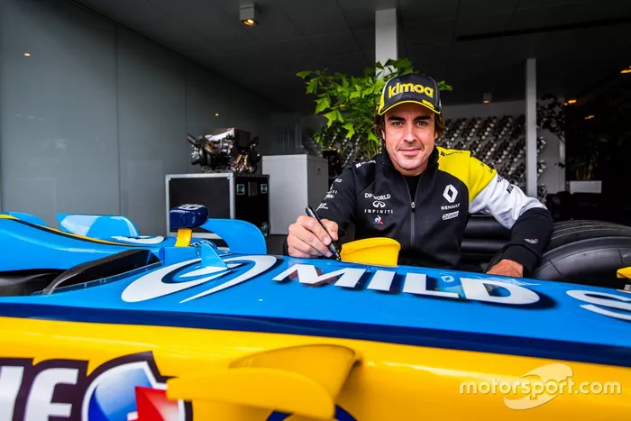 Fernando Alonso visita la fábrica de Renault F1 en Enstone