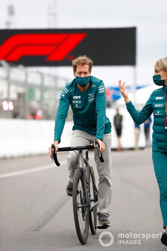 Sebastian Vettel, Aston Martin en su bici