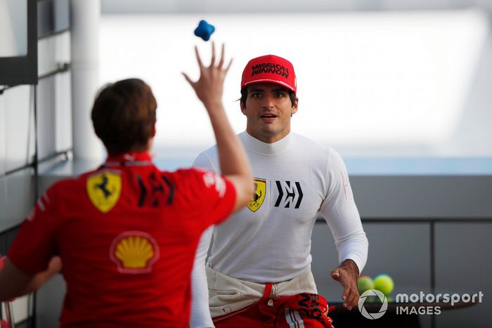 Carlos Sainz Jr., Ferrari, con su entrenador personal