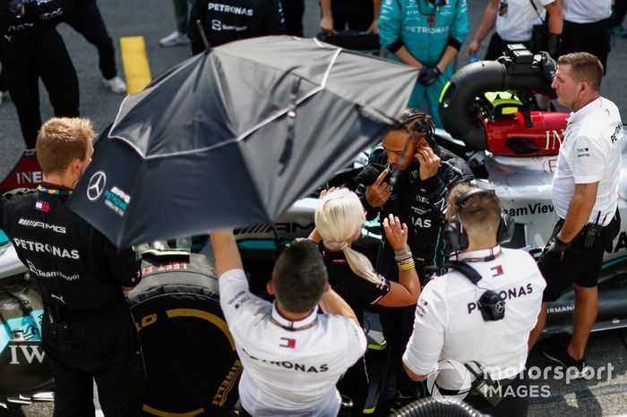 Lewis Hamilton, Mercedes AMG, en la parrilla