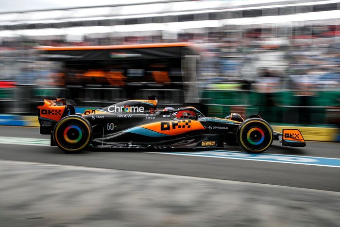 Oscar Piastri, McLaren MCL60, sale del garaje
