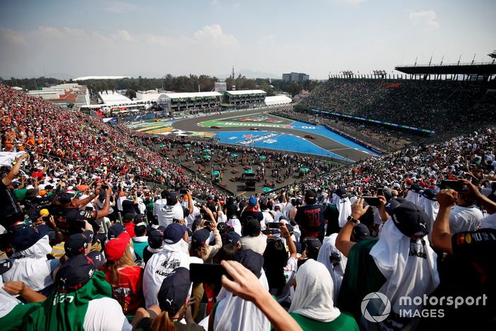 Carlos Sainz, Ferrari F1 75, Valtteri Bottas, Alfa Romeo C42, Charles Leclerc, Ferrari F1 75