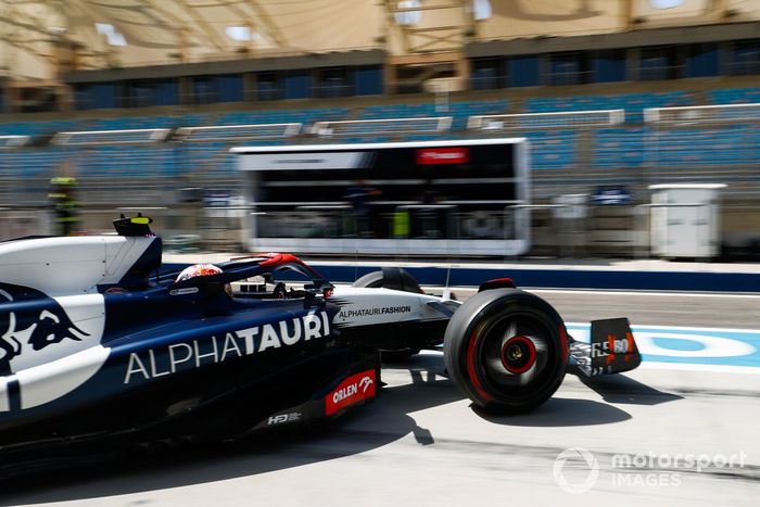 Yuki Tsunoda, AlphaTauri AT04, sale del garaje