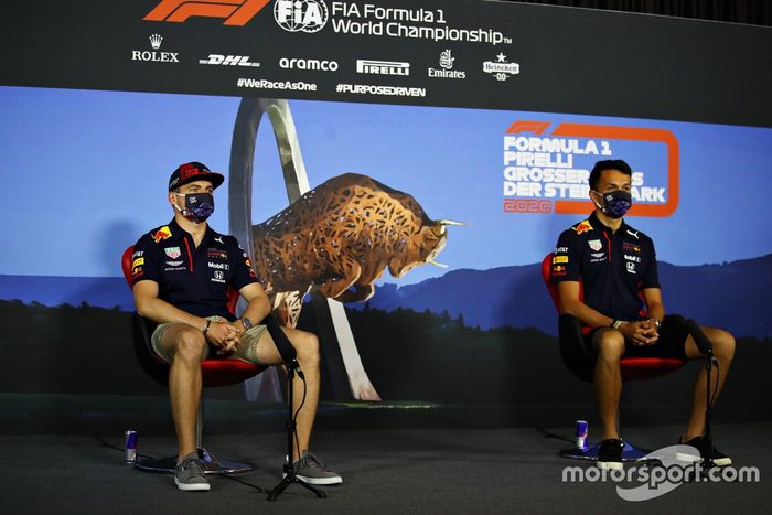 Max Verstappen, Red Bull Racing y Alex Albon, Red Bull Racing en la conferencia de prensa