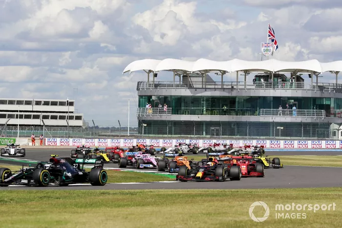 Valtteri Bottas, Mercedes F1 W11, Max Verstappen, Red Bull Racing RB16 al inicio