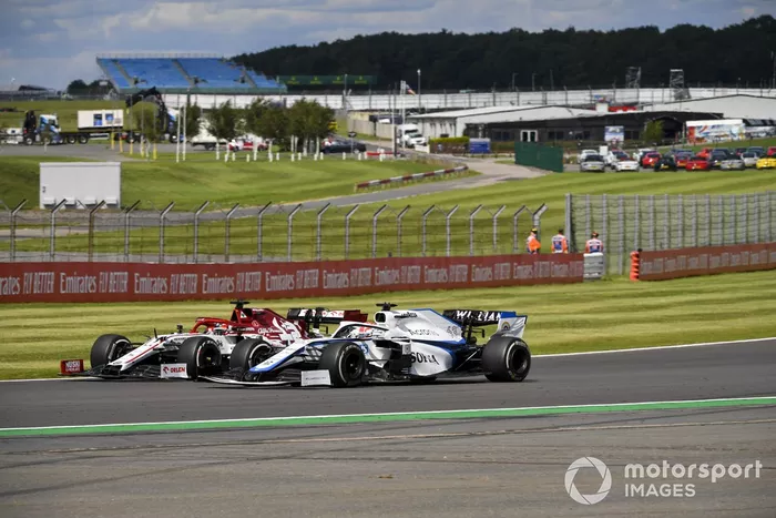 Kimi Raikkonen, Alfa Romeo Racing C39, George Russell, Williams FW43
