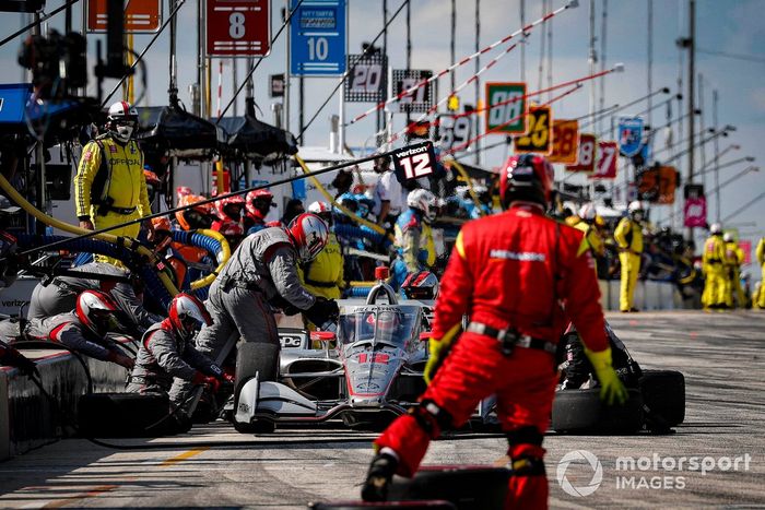 Simon Pagenaud, Team Penske Chevrolet, pit stop, Will Power, Team Penske Chevrolet