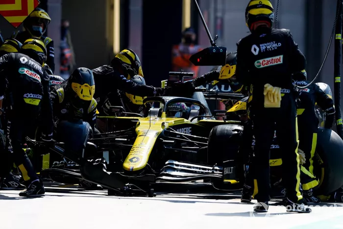 Daniel Ricciardo, Renault F1 Team R.S.20, en pits