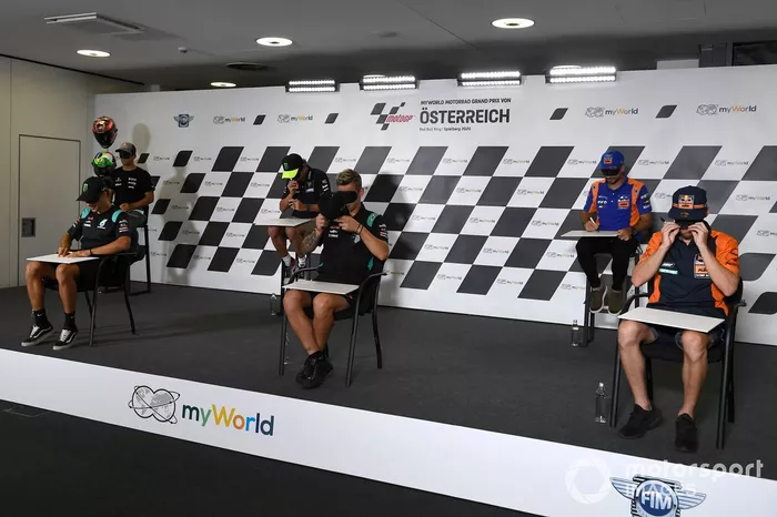Johann Zarco, Avintia Racing, Franco Morbidelli, Petronas Yamaha SRT, Valentino Rossi, Yamaha Factory Racing, Fabio Quartararo, Petronas Yamaha SRT, Miguel Oliveira, Red Bull KTM Tech 3, Brad Binder, Red Bull KTM Factory Racing, con el dibujo del circuito que hicieron con los ojos vendados