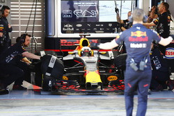 Señales de un empleado de Red Bull a Daniel Ricciardo, Red Bull Racing, mientras se prepara para sal