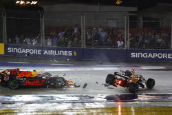 Fernando Alonso, McLaren MCL32 betrokken bij aanrijding met Max Verstappen, Red Bull Racing RB13 en Kimi Raikkonen, Ferrari SF70H