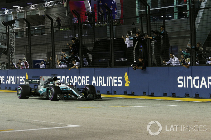 Le vainqueur Lewis Hamilton, Mercedes AMG F1 W08 passe la ligne