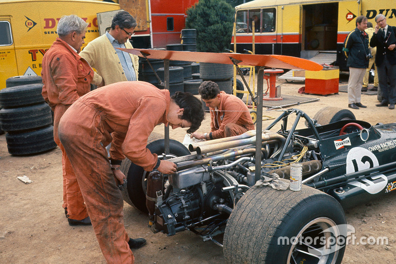 Les mécanos de l'écurie BRM travaillent sur la P133 de Jackie Oliver sous l'oeil de Tony Rudd