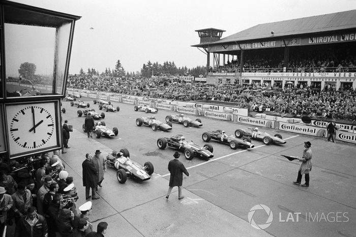 Polesetter Jim Clark, Lotus, John Surtees, Cooper, Jackie Stewart, BRM, and Ludovico Scarfiotti, Fer
