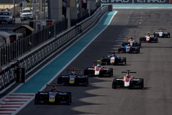 Сантіно Ферруччі, DAMS, попереду Шарля Леклера, ART Grand Prix, і Кевіна Йорга, DAMS