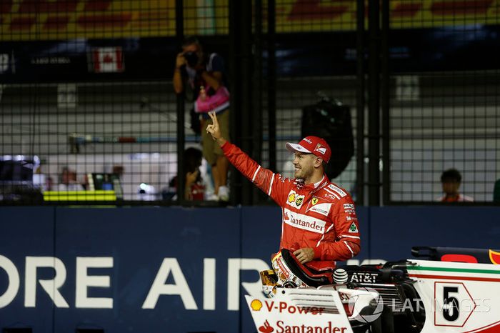 Ganador de la pole Sebastian Vettel, Ferrari celebra en parc ferme