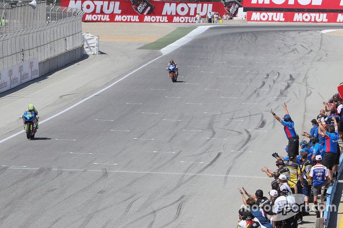 Toni Elías, equipo Suzuki, cruza la meta en Laguna Seca