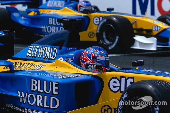 Renault en el Gran Premio de Francia de 2002: en lugar del logo de Mild Seven, el equipo francés escribió un neutral  Blue World (