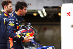 Daniel Ricciardo, Red Bull Racing, vuelve al pit lane después de un accidente en la clasificación
