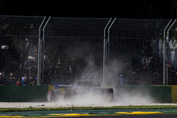 Kevin Magnussen, Haas F1 Team VF-17, percute Marcus Ericsson, Sauber C36