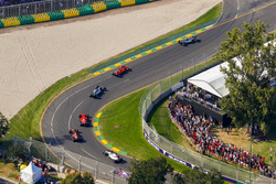 Льюіс Хемілтон, Mercedes AMG F1 W08, лідирує, за ним Себастьян Феттель, Ferrari SF70H, Валттері Ботт