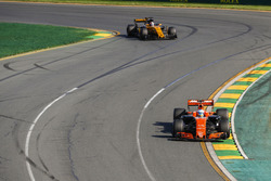 Fernando Alonso, McLaren MCL32, Nico Hulkenberg, Renault Sport F1 Team RS17