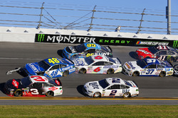 Jimmie Johnson, Hendrick Motorsports Chevrolet and Trevor Bayne, Roush Fenway Racing Ford crash