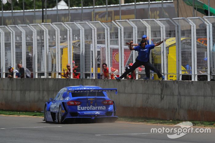 Ricardo Maurício aproveitou a pane seca de Rubens Barrichello e levou a segunda corrida. A diferença entre os dois primeiros colocados agora é de 37 pontos.