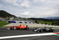 Kimi Raikkonen, Ferrari SF70H, vecht metDaniel Ricciardo, Red Bull Racing RB13 en Romain Grosjean, H
