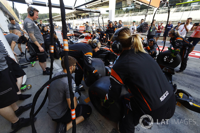 El equipo McLaren organiza una parada en boxes femenino