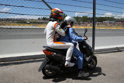 Stoffel Vandoorne, McLaren op een scooter