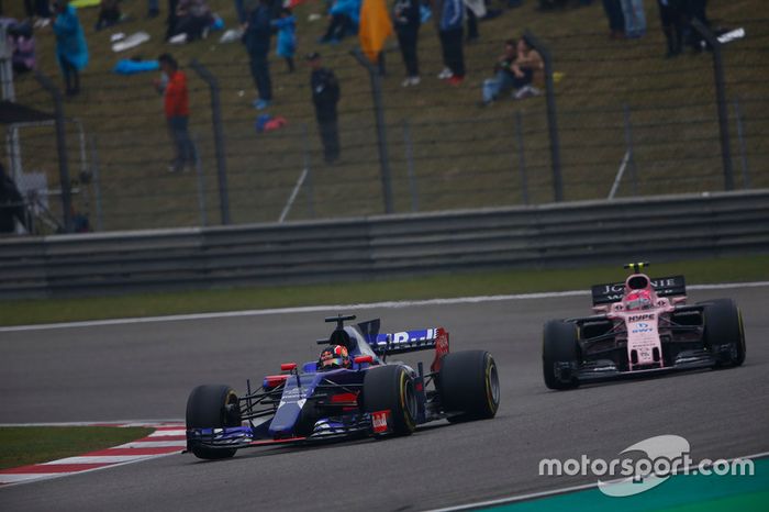 Daniil Kvyat, Scuderia Toro Rosso STR12 y Esteban Ocon, Force India VJM10