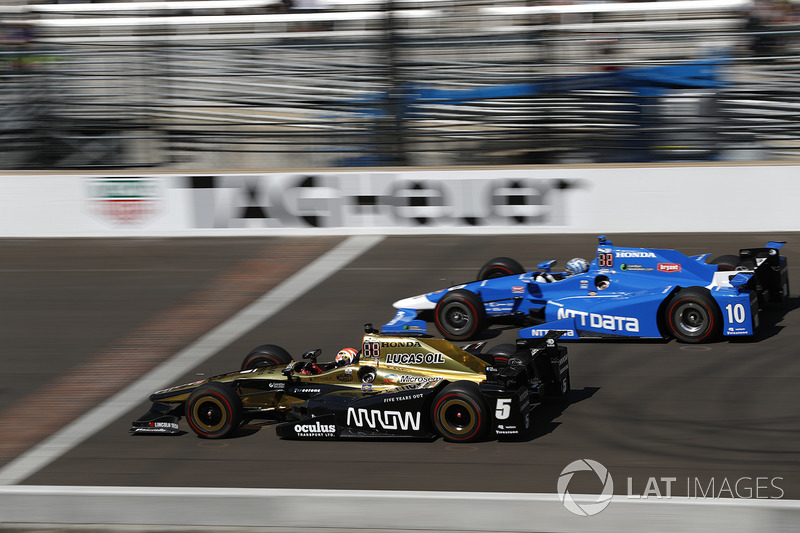 Джеймс Хінчкліфф (Schmidt Peterson Honda) та Тоні Канаан, (Chip Ganassi Honda)