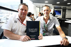Zak Brown, président de Motorsport Network, et Charles Bradley, rédacteur en chef, avec les résultats du Sondage Mondial des Fans de Formule 1 2017