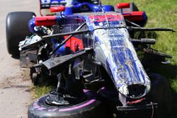 La voiture de Carlos Sainz Jr., Scuderia Toro Rosso STR12, après sa collision avec Felipe Massa, Williams FW40, lors du premier tour