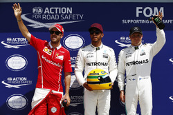 Обладатель поула Льюис Хэмилтон, Mercedes AMG F1, второе место – Себастьян Феттель, Ferrari, третье