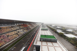 Daniel Ricciardo, Red Bull Racing RB13, dans la voie des stands