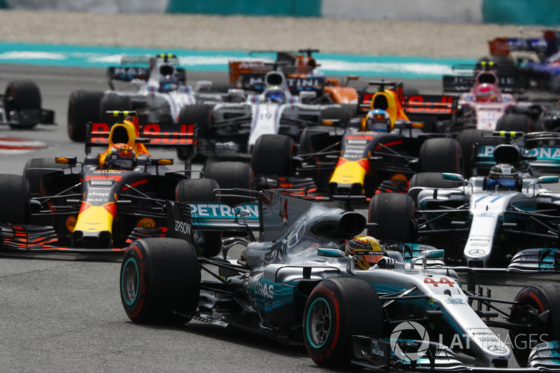 Lewis Hamilton, Mercedes AMG F1 W08, Max Verstappen, Red Bull Racing RB13, Valtteri Bottas, Mercedes AMG F1 W08, Daniel Ricciardo, Red Bull Racing RB13, the rest of the field at the start