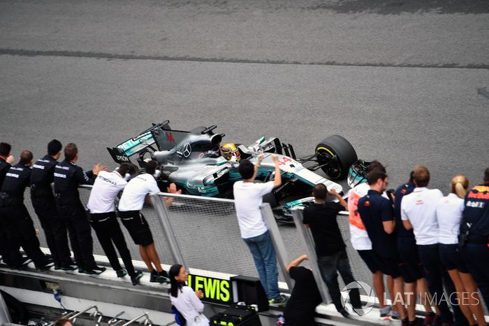 Lewis Hamilton, Mercedes-Benz F1 W08, cruza la línea de meta.
