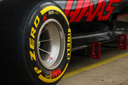 Haas VF-17 Pirelli neumáticos y ruedas