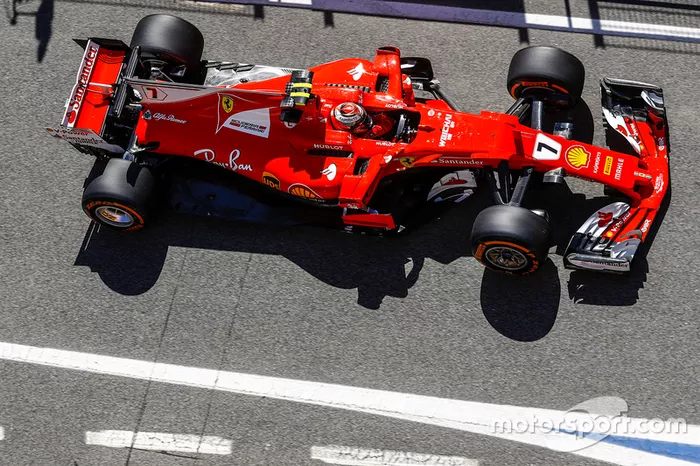 Het startnummer op de Ferrari is in een wit vak afgebeeld