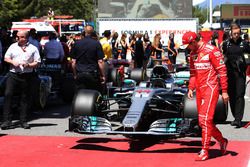 Sebastian Vettel, Ferrari, mira el coche de Lewis Hamilton, Mercedes AMG F1 W08, en Parc Ferme