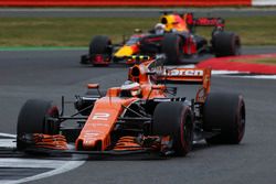 Stoffel Vandoorne, McLaren MCL32, Daniel Ricciardo, Red Bull Racing RB13