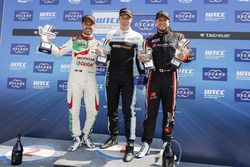 Podium: Le vainqueur Thed Björk, Polestar Cyan Racing, Volvo S60 Polestar TC1, le deuxième Tiago Monteiro, Honda Racing Team JAS, Honda Civic WTCC, le troisième Rob Huff, All-Inkl Motorsport, Citroën C-Elysée WTCC