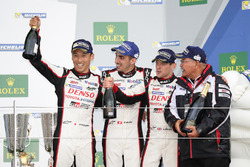 Podium: Race winners #8 Toyota Gazoo Racing Toyota TS050 Hybrid: Anthony Davidson, Sébastien Buemi, Kazuki Nakajima
