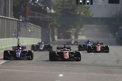 Фернандо Алонсо, McLaren MCL32, Данііл Квят, Scuderia Toro Rosso STR12, Стоффель Вандорн, McLaren MC