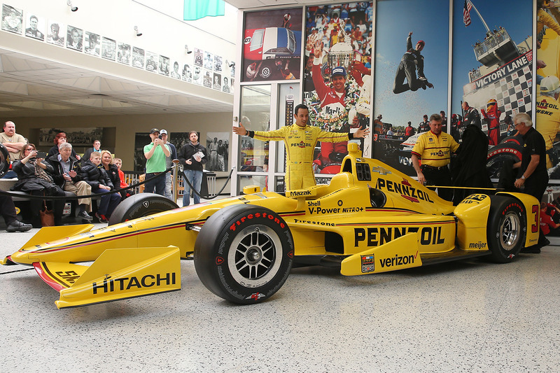 Helio Castroneves, Team Penske Chevrolet präsentiert das Pennzoil-Design für das 100. Indy 500